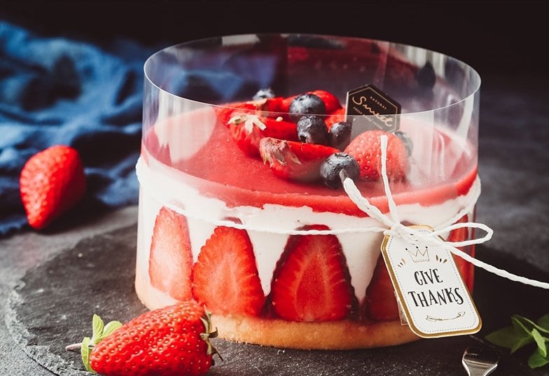 10cm Plastic Clear Thick Cake Wrap Film wrapping a dessert