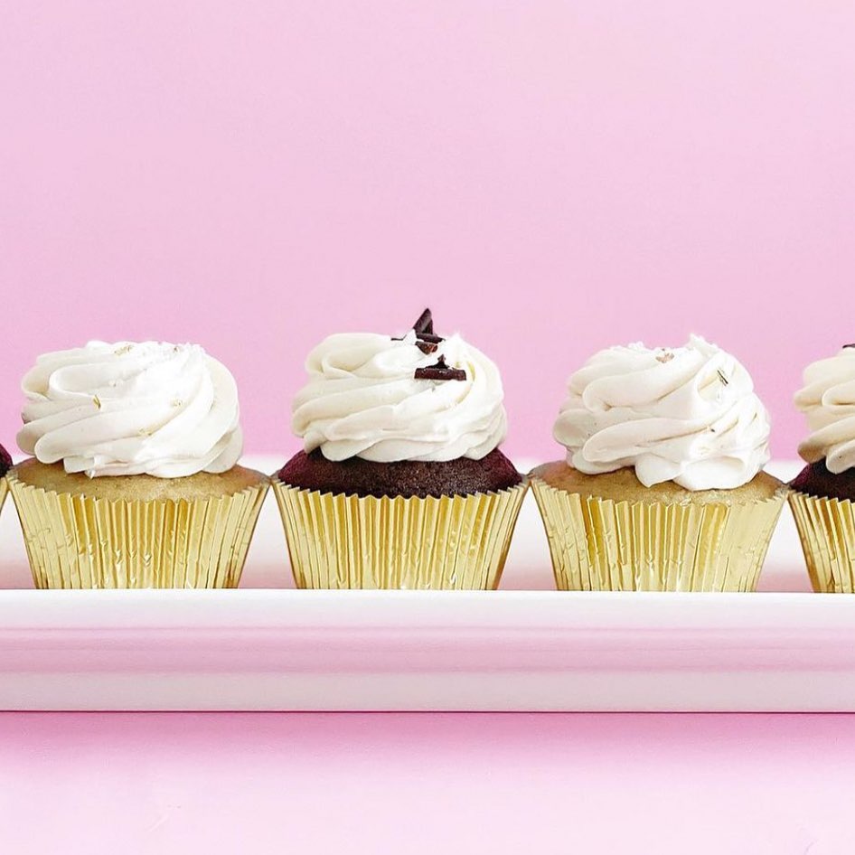 4.5" Golden Baking Paper Cup - With Cup Cakes